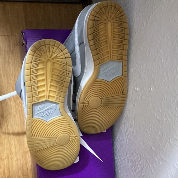 Sb dunk low grey wolf gum 7 in men's 8.5 womens with box used - Picture 9 of 9